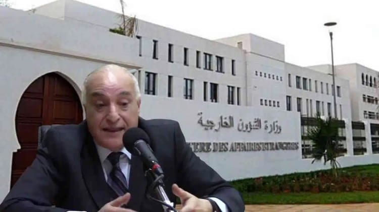 Ahmed Attaf, nouveau ministre des Affaires étrangères, lors d'une conférence de presse.