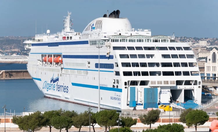 Algérie Ferries suspend certaines catégories de fourgons Ferry Algérie Ferries à Paris, port avec bateau de croisière.
