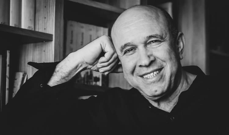 Portrait d'Amer Ouali, journaliste et écrivain décédé en France.