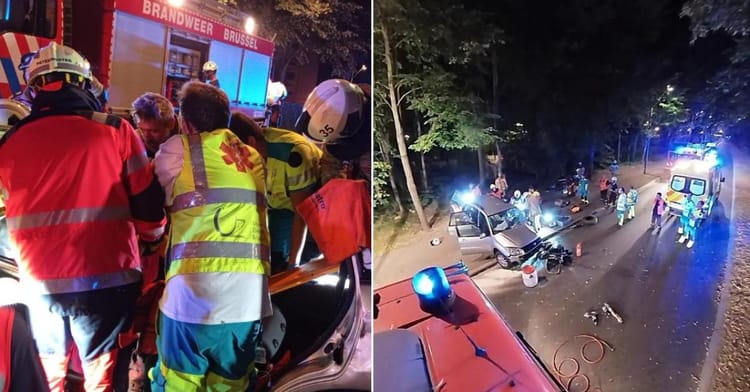 Scène d'accident de voiture avec secours et véhicules endommagés.