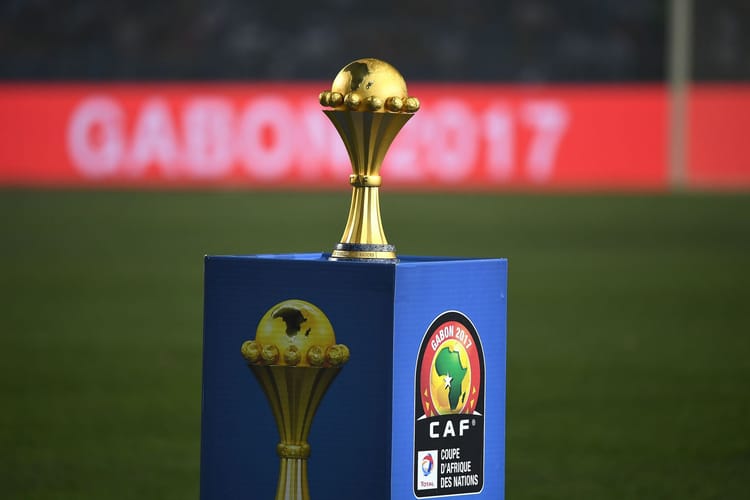Trophée de la CAN 2023 sur un podium au stade.