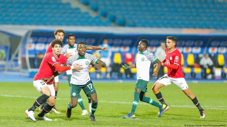 Jeunes joueurs de football en action lors d'un match international.