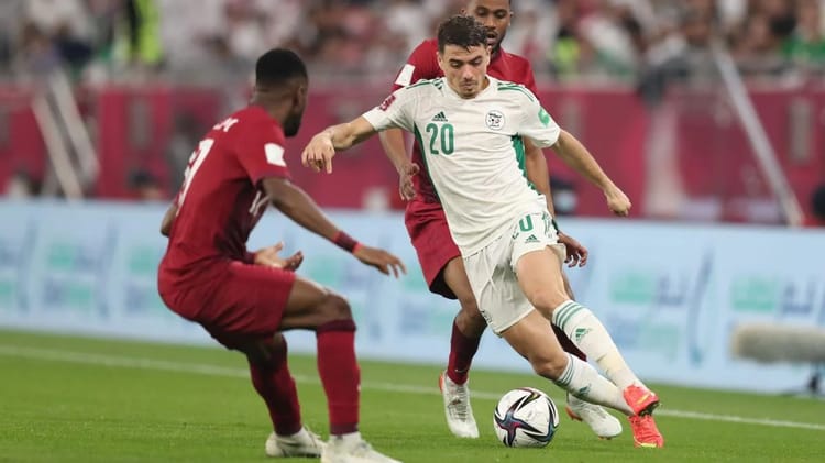 Joueur algérien en action lors d'un match de football international.