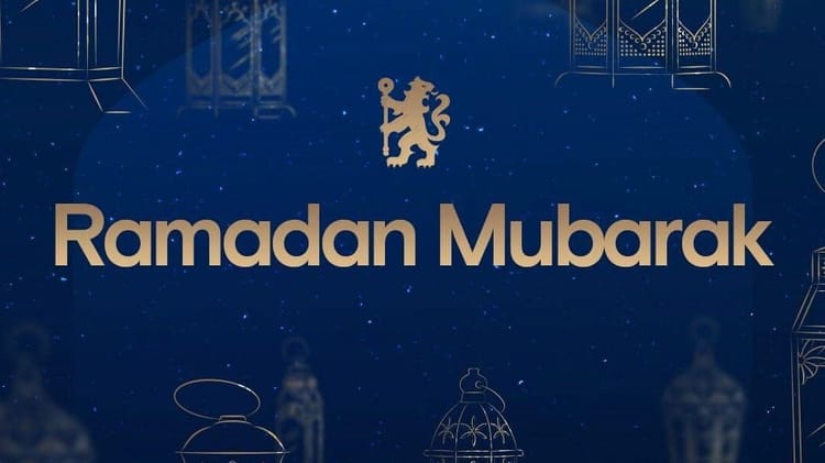 Ramadan 2023 en Angleterre : Chelsea organise un Iftar collectif à Stamford Bridge Message de Ramadan Mubarak avec le logo de Chelsea en arrière-plan.