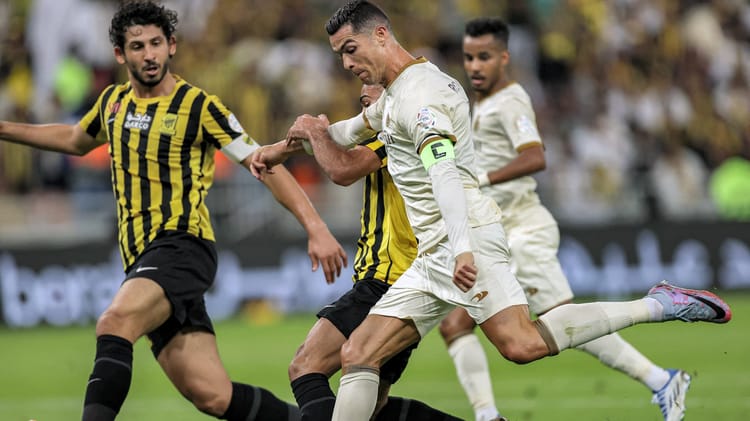 Ronaldo en pleine action lors d'un match de football intense.