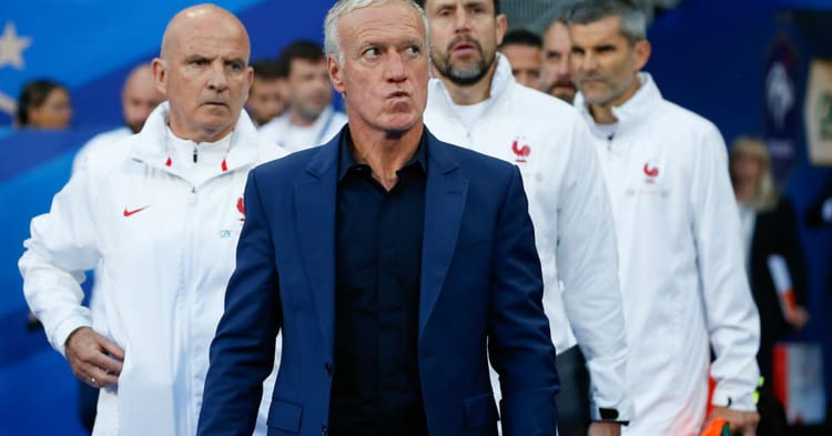 Didier Deschamps entouré de l'équipe de France de football.