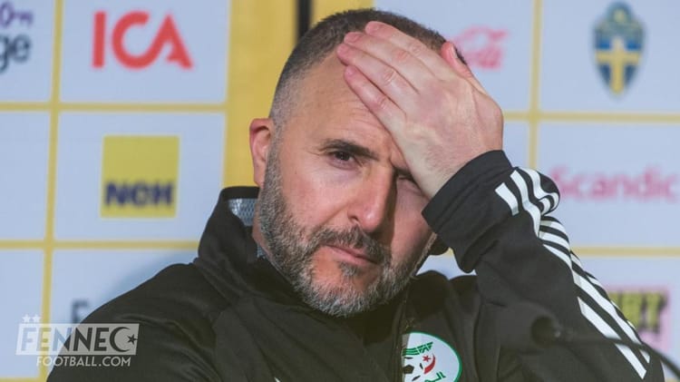 Djamel Belmadi avec expression préoccupée lors d'une conférence de presse.