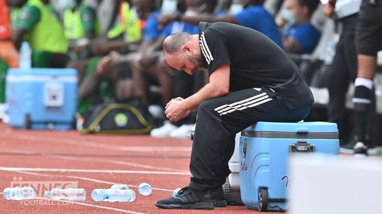 Djamel Belmadi assis, visiblement préoccupé lors d'un match.