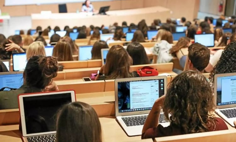 Étudiants algériens et marocains utilisant des ordinateurs en classe.