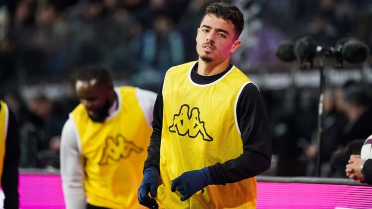Scandale sexuel en France : le coach d’Ilyes Chetti se prononce Ilyes Chetti en tenue de football avec un maillot jaune et noir.