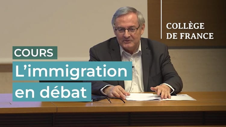 Professeur lors d'un débat sur l'immigration en France.