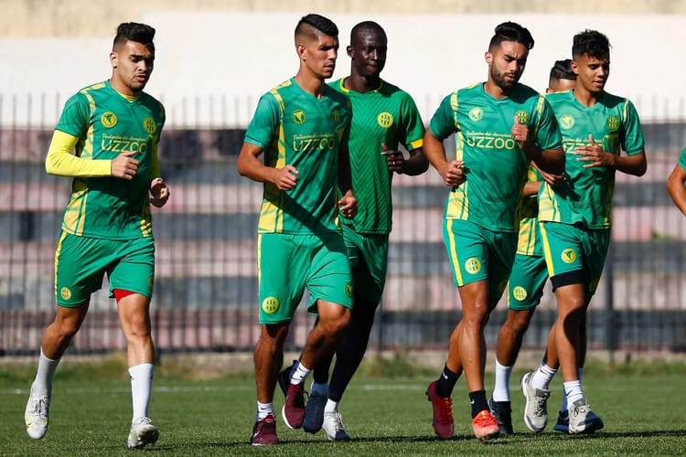 Jeunes joueurs de football en entraînement sur le terrain en Algérie.