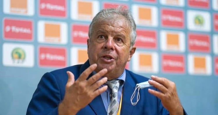 Jean-Michel Cavalli s'exprimant lors d'une conférence sportive.