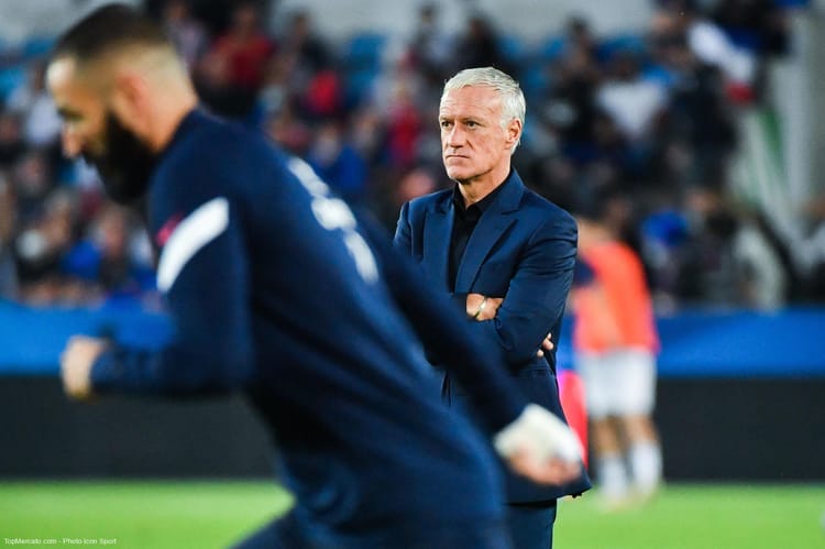 Déclarations chocs du coach de l’EDF : Benzema dément Didier Deschamps ! Le coach de l'équipe de football de l'EDF observe le match avec sérieux.