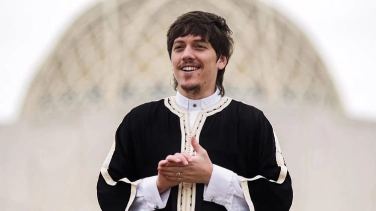 Meilleur contenu touristique arabe 2023 : Voici l’Algérien vainqueur. Jeune homme souriant en costume traditionnel algérien.