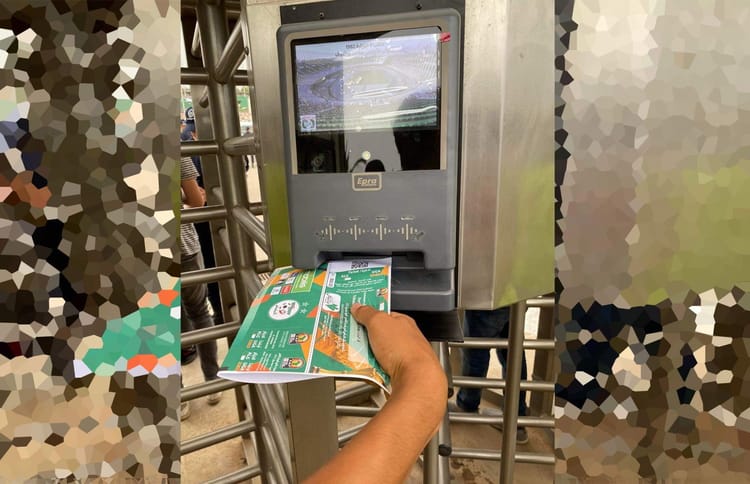 Match Algérie-Niger : La plateforme Tadkirati s’ouvre à vous pour l'achat de billets A person using a ticket vending machine for match tickets.