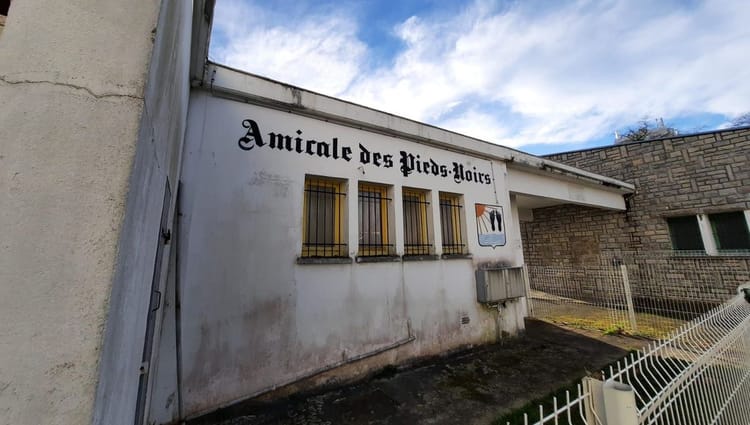 Nostalgique ! "On en a pas trop parlé à nos enfants" a déclaré le président de l'Amicale des rapatriés d’Algérie à Mourenx. Bâtiment de l'Amicale des Pieds-Noirs à Mourenx avec fenêtres grillagées.