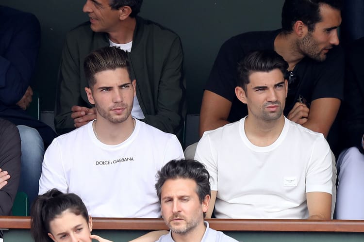 Fils de Zinedine Zidane assis dans les tribunes du match.