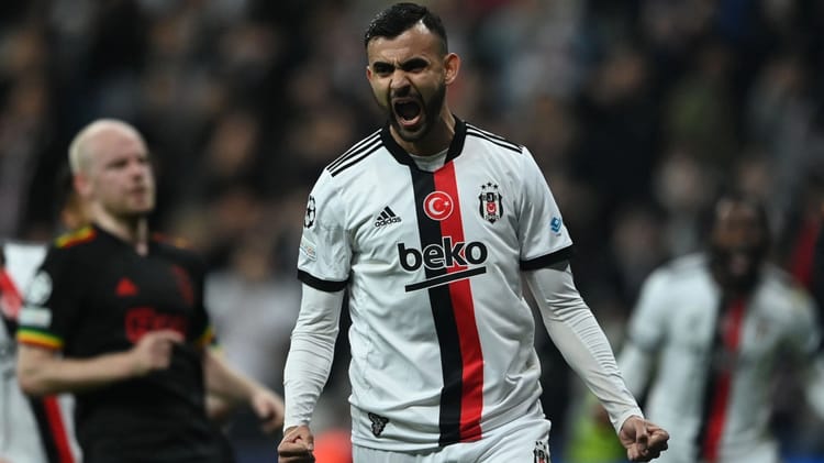 « Ma blessure ne s'annonce pas trop grave » la déclaration de Ghezzal redonne espoir. Ghezzal célèbre avec passion lors d'un match de football.