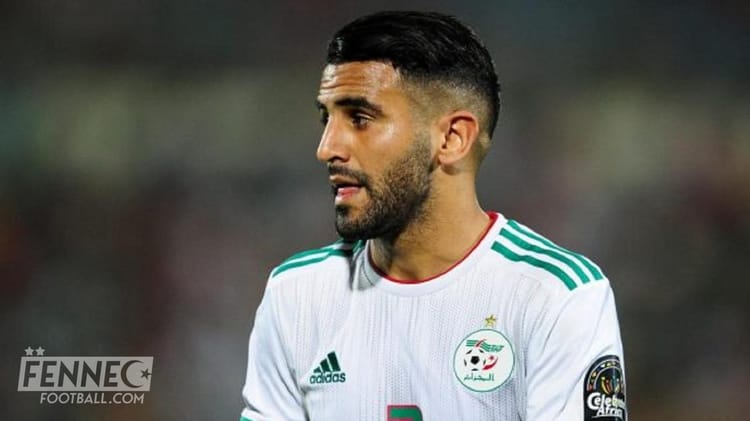 Riyad Mahrez et Nabil Bentaleb lors d'un match de football.
