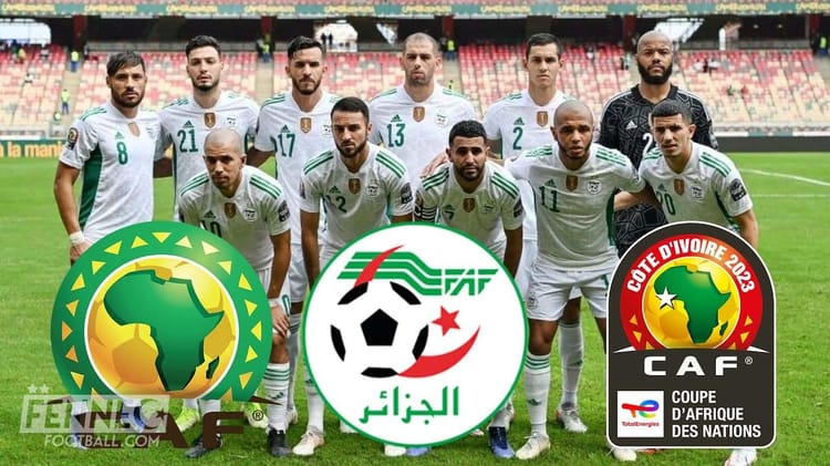 L'équipe d'Algérie pose avant un match de la CAN 2023 au stade.