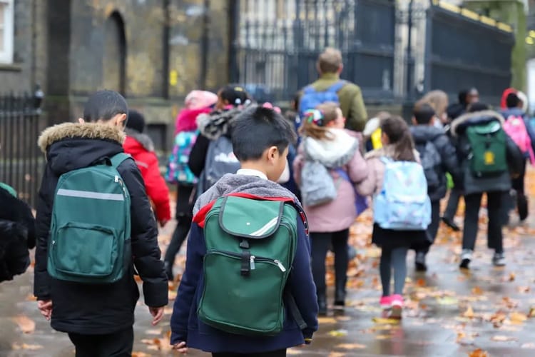 Piqûres d’enfants par des seringues en Algérie : Voici ce qu’il faut savoir sur ce phénomène Groupe d'enfants avec sacs à dos en sortie scolaire en Algérie.