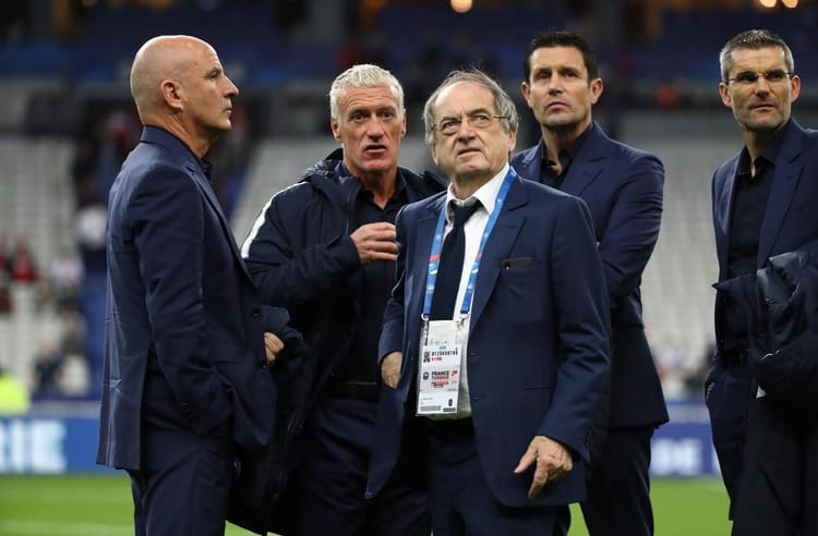 Coup de Tonnerre ! Une franco-algérienne ambitionne porter plainte contre Noël Le Graët pour cette raison. Hommes en costume lors d'une réunion de la FFF sur le terrain.