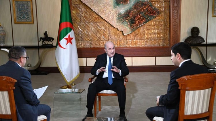Prestations sociales en Algérie : Voici la grande annonce de Tebboune concernant les fonds alloués aux transferts sociaux Le président Tebboune lors d'une interview avec deux journalistes en Algérie.
