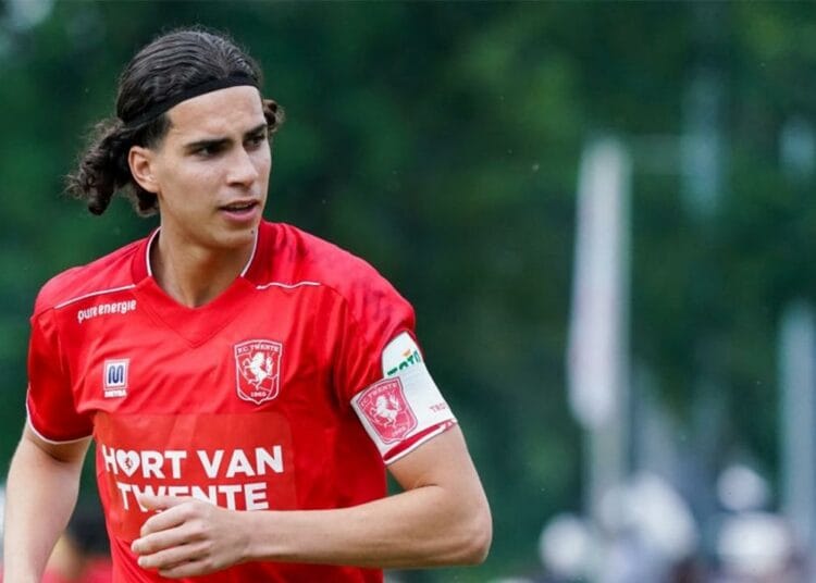 Ramiz Zerrouki joueur de football en action sur le terrain.