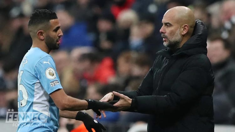 Mahrez reçoit un trophée lors d'une cérémonie sportive.