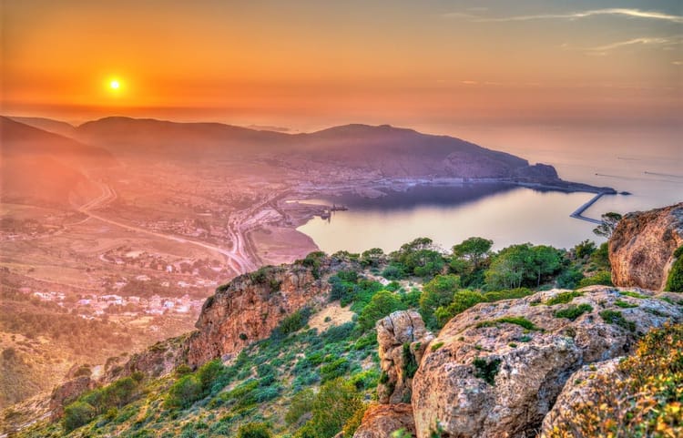 La voyageuse américaine Autumn Philips tombe sous le charme de l’Algérie Vue panoramique d'un lac et montagnes au coucher du soleil en Algérie.
