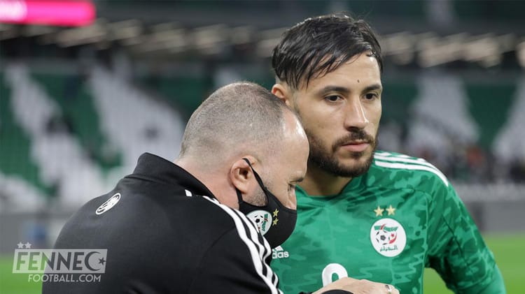 Youcef Belaili lors d'un match de football avec l'équipe d'Algérie.