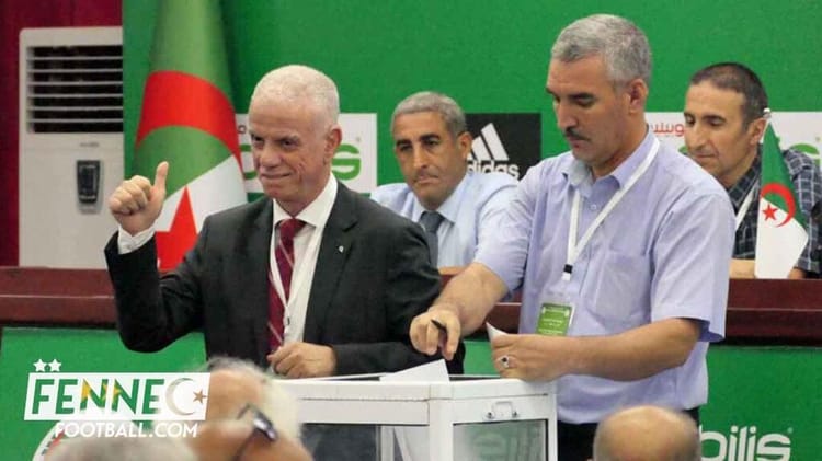 Personnes votant lors d'une cérémonie officielle en Algérie.