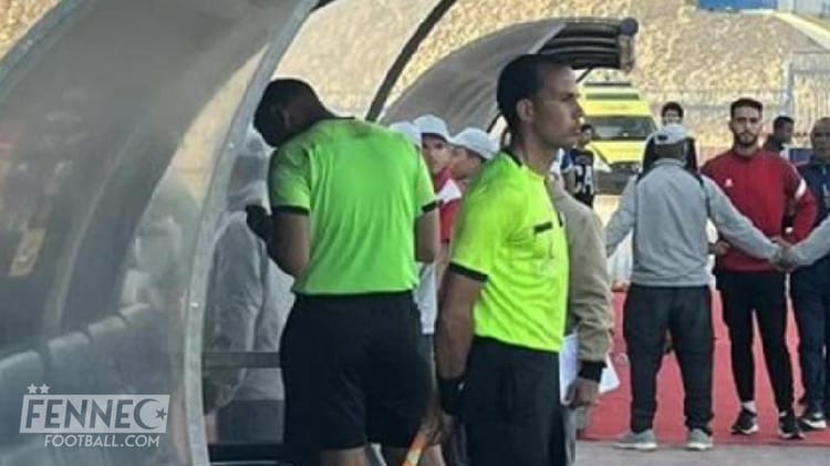 Drôle mais étrange. Un arbitre annule un but grâce à son téléphone portable Arbitre avec téléphone portable lors d'un match de football.