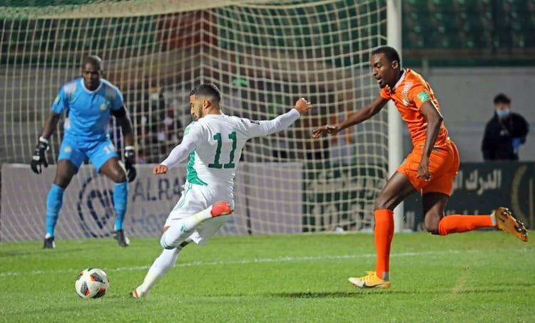 ELIM CAN 2023 : Le Niger reçoit l'Algérie à ... Joueur du Niger en action contre un joueur algérien lors d'un match de football.
