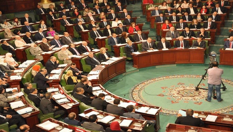 Tunisie-ARP: Encore des journalistes empêchés d'accéder au parlement Débat parlementaire en Tunisie avec des députés assis en cercle.