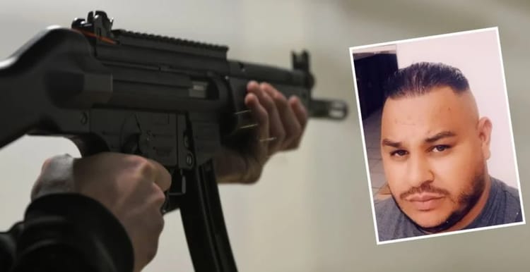 Homme tenant une arme à feu, portrait d'un homme avec une expression sérieuse.
