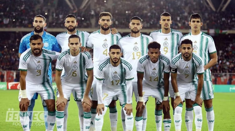 “Je suis celui qui a ramené ce joueur en équipe d’Algérie”, un vétéran des Fennecs fait de folles révélations. . Groupe de joueurs de football algériens en tenue officielle sur le terrain.