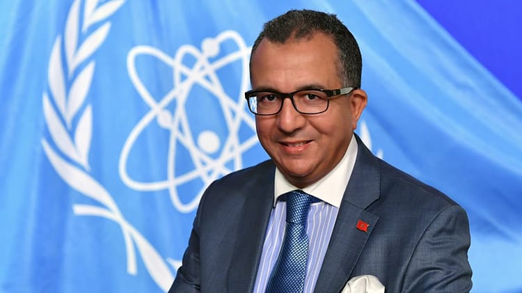 L'ambassadeur Azzeddine Farhane lors d'une conférence avec le logo de l'ONU en arrière-plan.