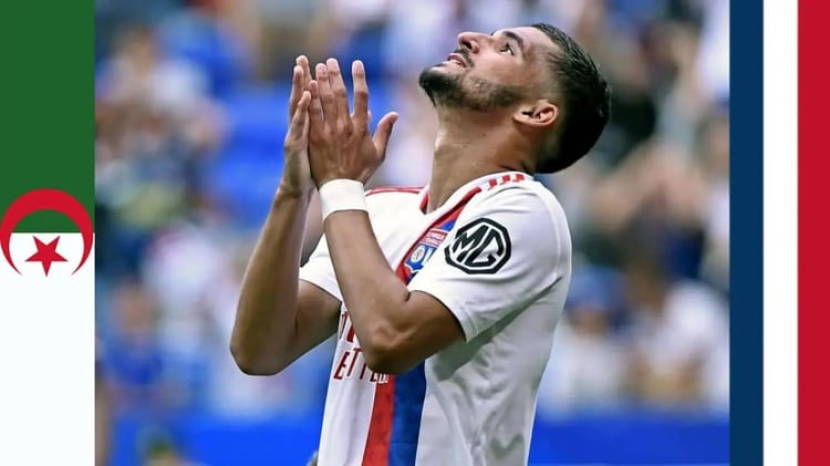 Houssem Aouar, « Je regrette d’avoir joué pour la France » Houssem Aouar en action, priant sur le terrain de football.