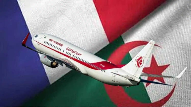 Avion Air Algérie sur fond du drapeau algérien.