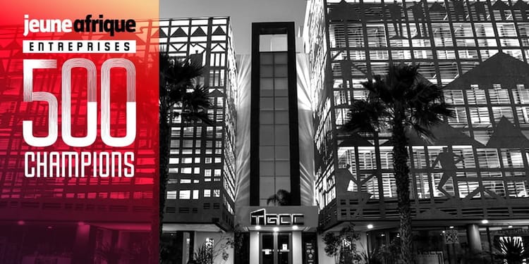 Gratte-ciel modernes avec palmiers, symbolisant la croissance économique en Afrique du Nord.