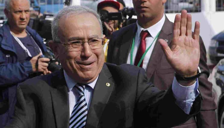 Ramtane Lamamra saluant lors d'un événement public en Algérie.