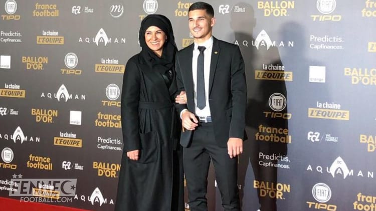 Choix de Houssem Aouar : Voici l’incroyable démarche de la mère du joueur. Houssem Aouar avec sa mère lors d'une cérémonie officielle.