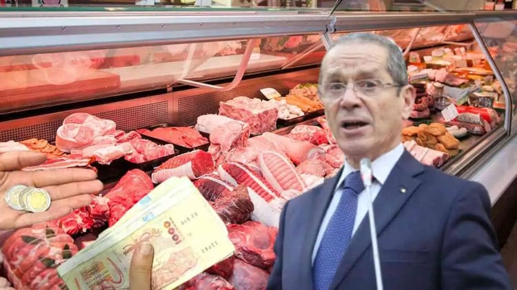 Ramadan 2024 : Importation massive de 75 mille tonnes de viande rouge pour répondre à la demande croissante Homme en costume devant un étal de viande avec de l'argent en main.