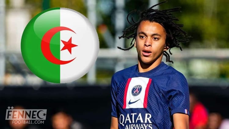 Éthan Mbappé portant un maillot de football avec le drapeau algérien en arrière-plan.