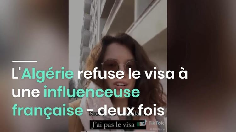 Influenceuse française avec lunettes, refus de visa en Algérie.