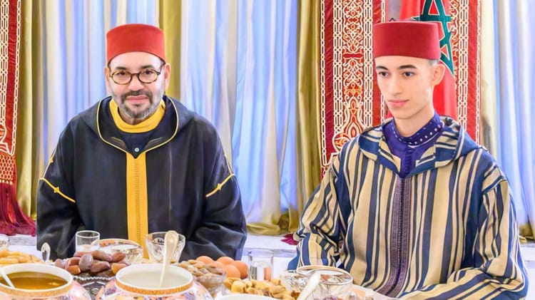 Roi Mohammed VI et jeune prince marocain lors d'une cérémonie traditionnelle.