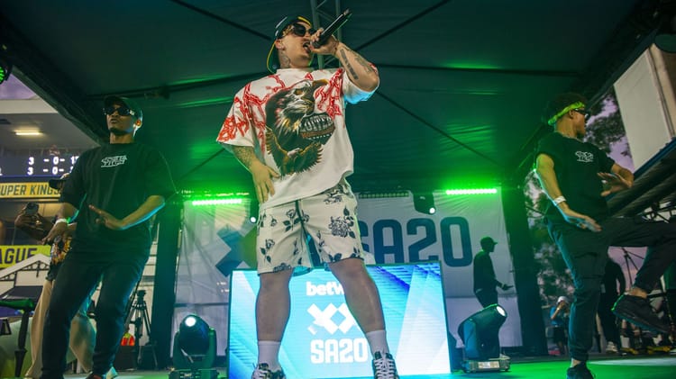 Rappeur en pleine performance lors d'un concert en Afrique du Sud.