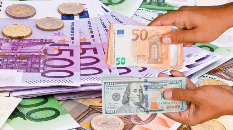 Échange de dinar algérien contre euro et dollar américain.